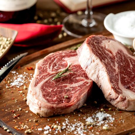 Corte original de Kobe, criado en Hyōgo, con trazabilidad y sello oficial. Puro umami.