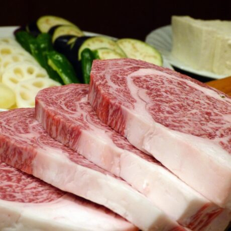 Solomillo Wagyu A5 Japonés (200g)Corte premium con marmoleo extremo. Ternura y sabor inigualables en cada bocado.